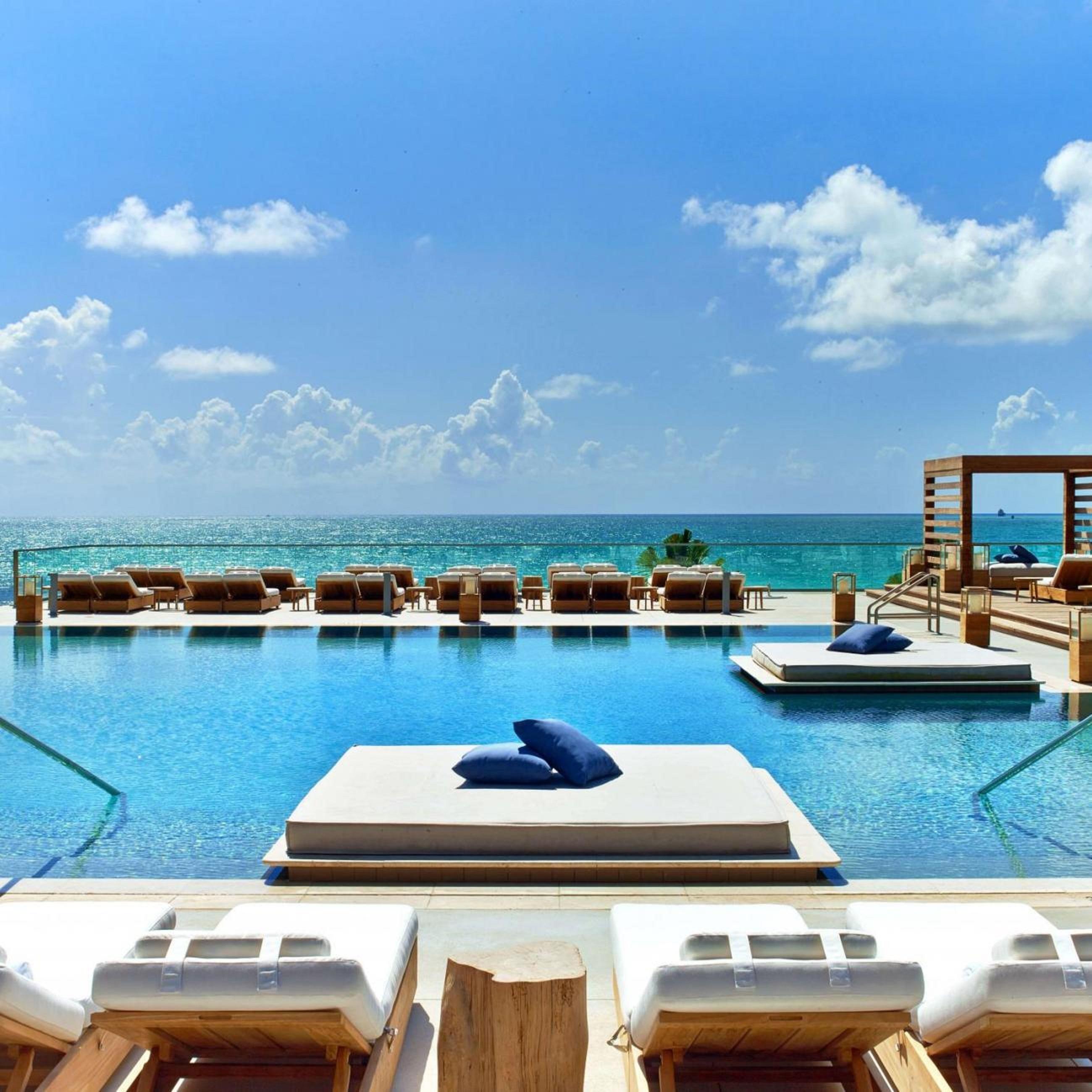 1 Hotel South Beach Miami Beach Esterno foto The rooftop pool at the SLS Brickell